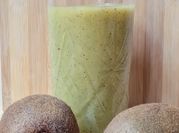 Una foto de licuado de manzana y kiwi