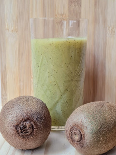 Una foto de Licuado verde de kiwi, manzana y más 🥝 🍏 🌱🫚