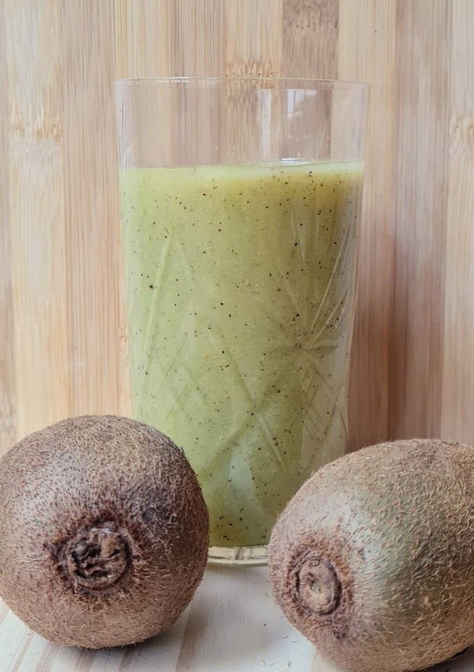 Una foto de Licuado verde de kiwi, manzana y más 🥝 🍏 🌱🫚