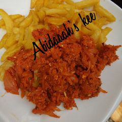 A picture of Chips with tomato's n egg sauce.