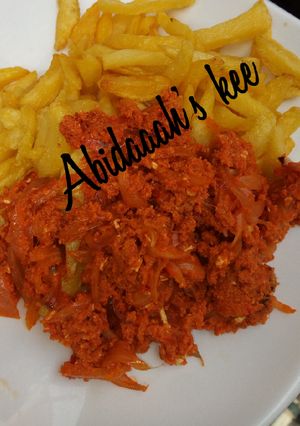 A picture of Chips with tomato's n egg sauce.