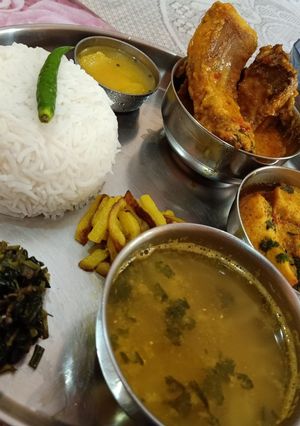 ফুলুরী র ঝাল, ফিশ বেগম বাহার (আমিষ থালি)।(Amish thali recipe in Bengali) রেসিপির প্রধান ছবি