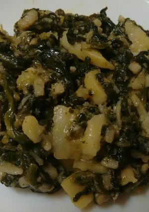 Una foto de Espinacas con bacalao y patatas