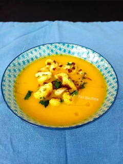 Una foto de Crema de coliflor y zanahoria con jengibre