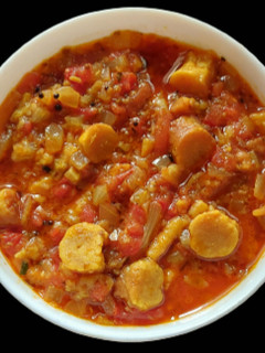 રાજસ્થાની ઓનીયન ટામેટાં ગટ્ટા કરી (Rajasthani Onion Tomato Gatta Curry Recipe In Gujarati) રેસીપી મુખ્ય ફોટો