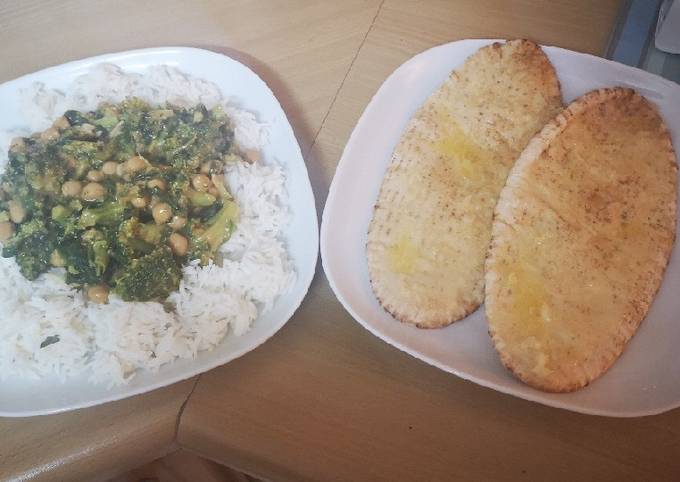 Broccoli and spinach Chickpea Curry with Garlic Pita