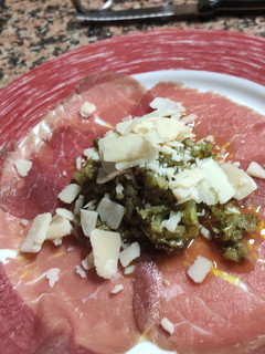 Una foto de Carpaccio de ternera con pepinillos, alcaparras y queso parmesano