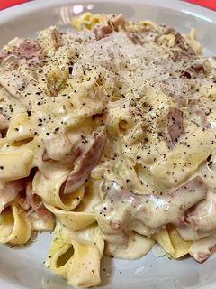 Una foto de Tagliatelle a la carbonara