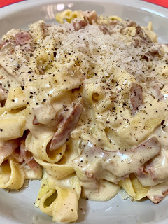 Una foto de Tagliatelle a la carbonara