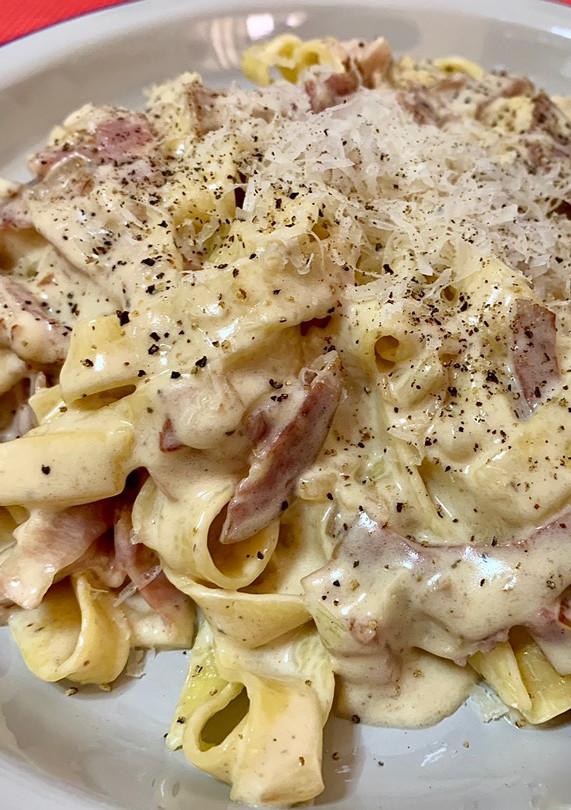 Una foto de Tagliatelle a la carbonara