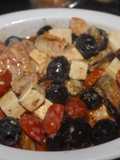 Ensalada de cherry, aceitunas y queso con ajonesa especiada