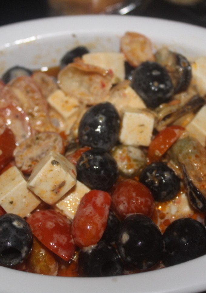 Una foto de Ensalada de cherry, aceitunas y queso con ajonesa especiada