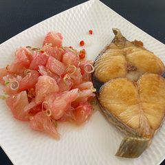 A picture of Deep Fried Spanish mackerels with Fish Sauce & Pomelo Salad.