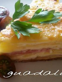 Una foto de Pastel de patatas con beicon y queso en ollas gm y tradicional