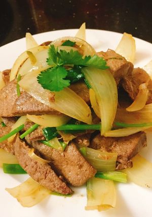 Hình của món Gan heo xào hành tây.