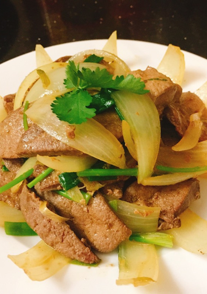 Hình của món Gan heo xào hành tây.