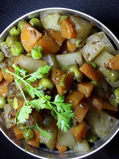 பிரஷர் குக்ட் வெஜிடெபிள்ஸ் (Pressure cooked vegetables recipe in tamil) செய்முறை முக்கிய புகைப்படம்