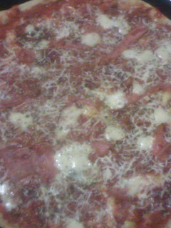 Una foto de Pizza rellena con salchicha parrillera
