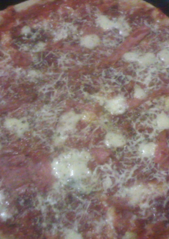 Una foto de Pizza rellena con salchicha parrillera