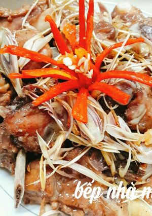 Hình của món Sườn ram sả ớt.