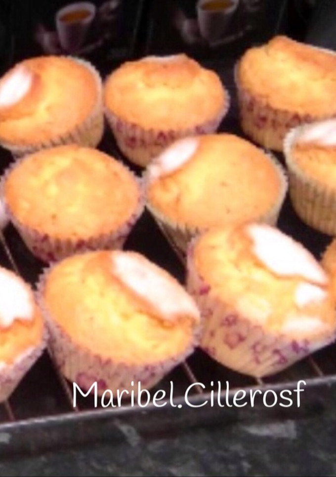 Una foto de Magdalenas de nata y magdalenas de nata y chocolate