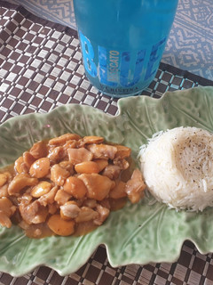 Una foto de Pollo con almendras con Mambo