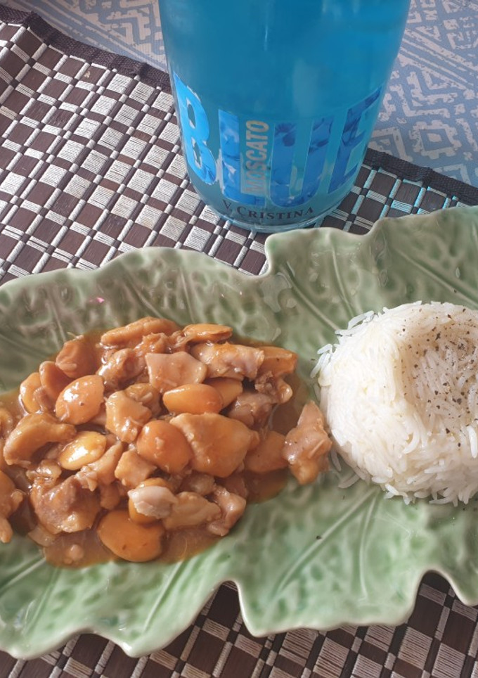 Una foto de Pollo con almendras con Mambo