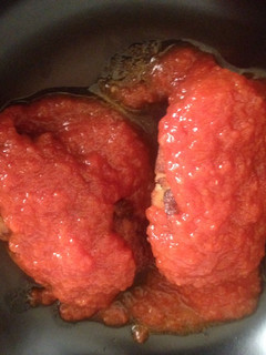 Una foto de Patatas rellenas de bonito en salsa de tomate