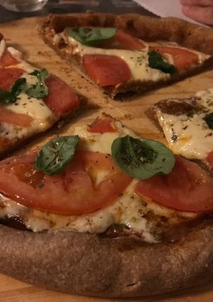 Una foto de Pizza de harina integral con borde relleno! 🤤