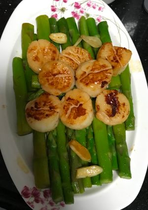A picture of Asparagus and scallops.