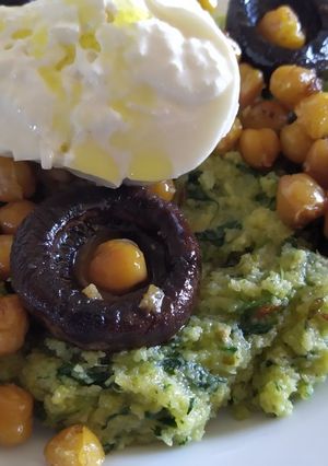 Una foto de Polenta cremosa con champiñones y garbanzos horneados