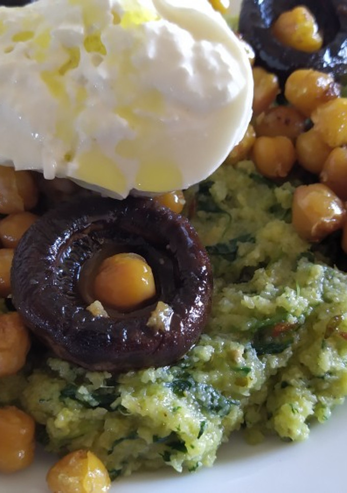 Una foto de Polenta cremosa con champiñones y garbanzos horneados