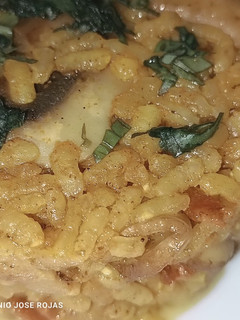 Una foto de Arroz frito con currys, setas y bacon