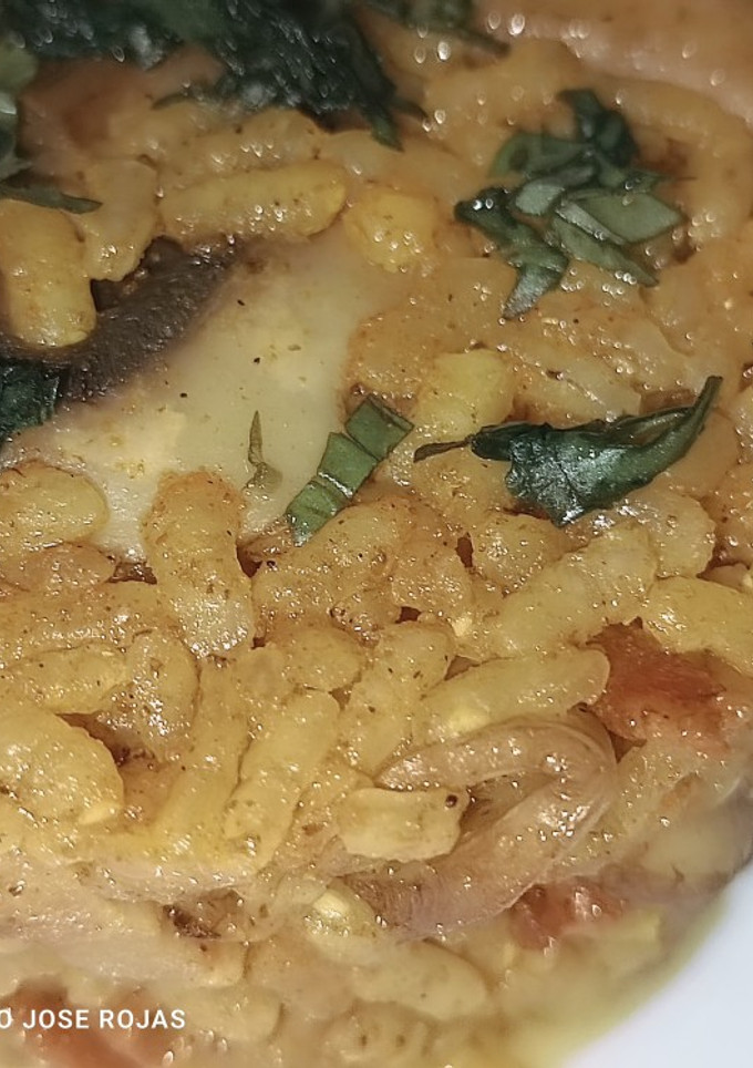 Una foto de Arroz frito con currys, setas y bacon