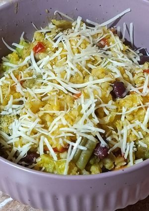 Una foto de Arroz Amarillo con Restos de Verduras qué tenés en casa # riquísimo #fácil