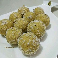 A picture of Besan k laddu.