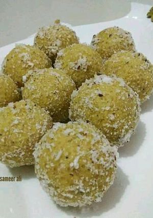 A picture of Besan k laddu.