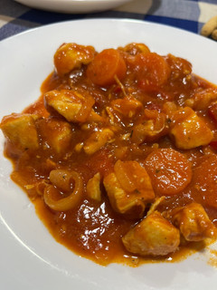 Una foto de Pollo con tomate súper fácil y rápido
