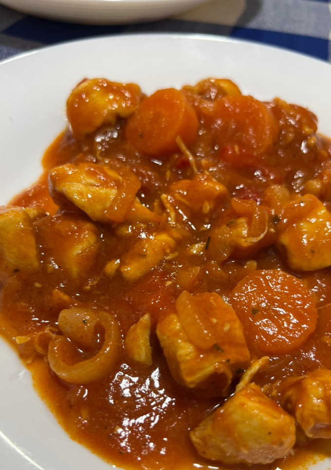 Una foto de Pollo con tomate súper fácil y rápido