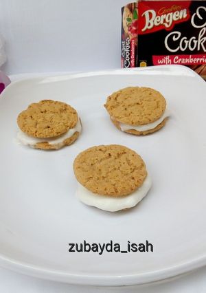 A picture of Ice Cream Sandwiched Oat Cookies.