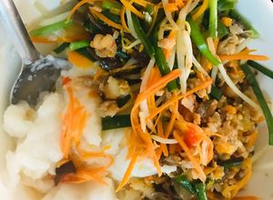 Hình của món Bánh đúc nóng bằng bột gạo và sữa tươi.