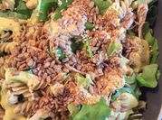 Una foto de ensalada mostaza miel