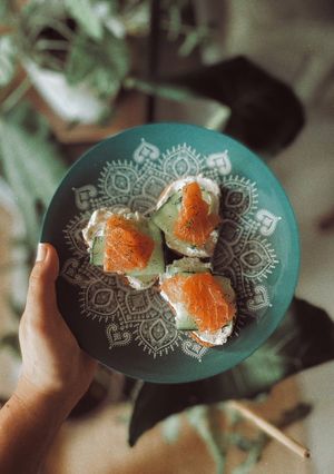 Una foto de Snack de queso, pepino y salmón ahumado