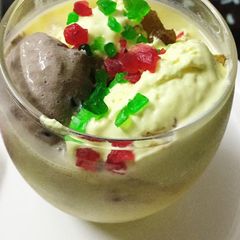 A picture of Mango butterscotch, chocolate ice cream shake.