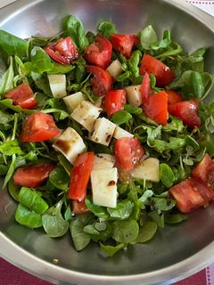 Una foto de Ensalada 🥗 de canónigos, tomate y queso