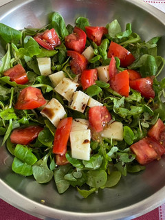 Una foto de Ensalada 🥗 de canónigos, tomate y queso