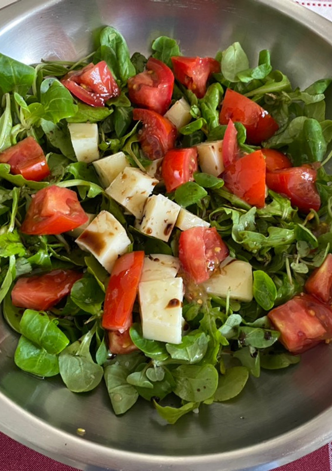 Una foto de Ensalada 🥗 de canónigos, tomate y queso