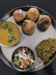 दाल बाती (dal bati recipe in Hindi) रेसिपी मुख्य फोटो