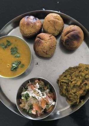 दाल बाती (dal bati recipe in Hindi) रेसिपी मुख्य फोटो