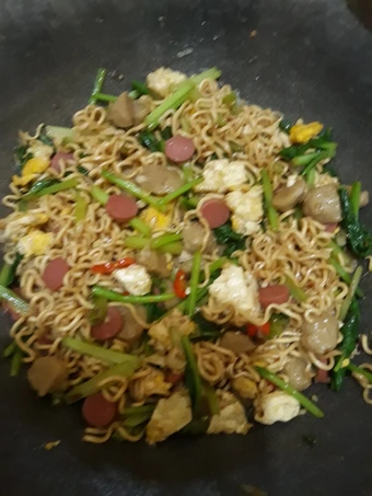 Cara Mudah Membuat Resep Mie kuning + sosis telur pentol sayur mak nyus yang  Bikin Ketagihan Anti Ribet, Sempurna